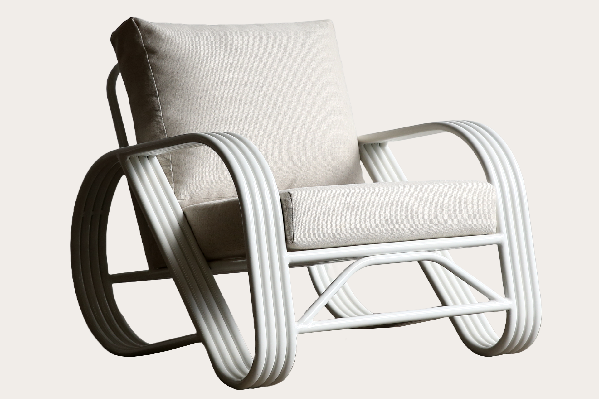 Pretzel Aluminium Outdoor Armchair. White.