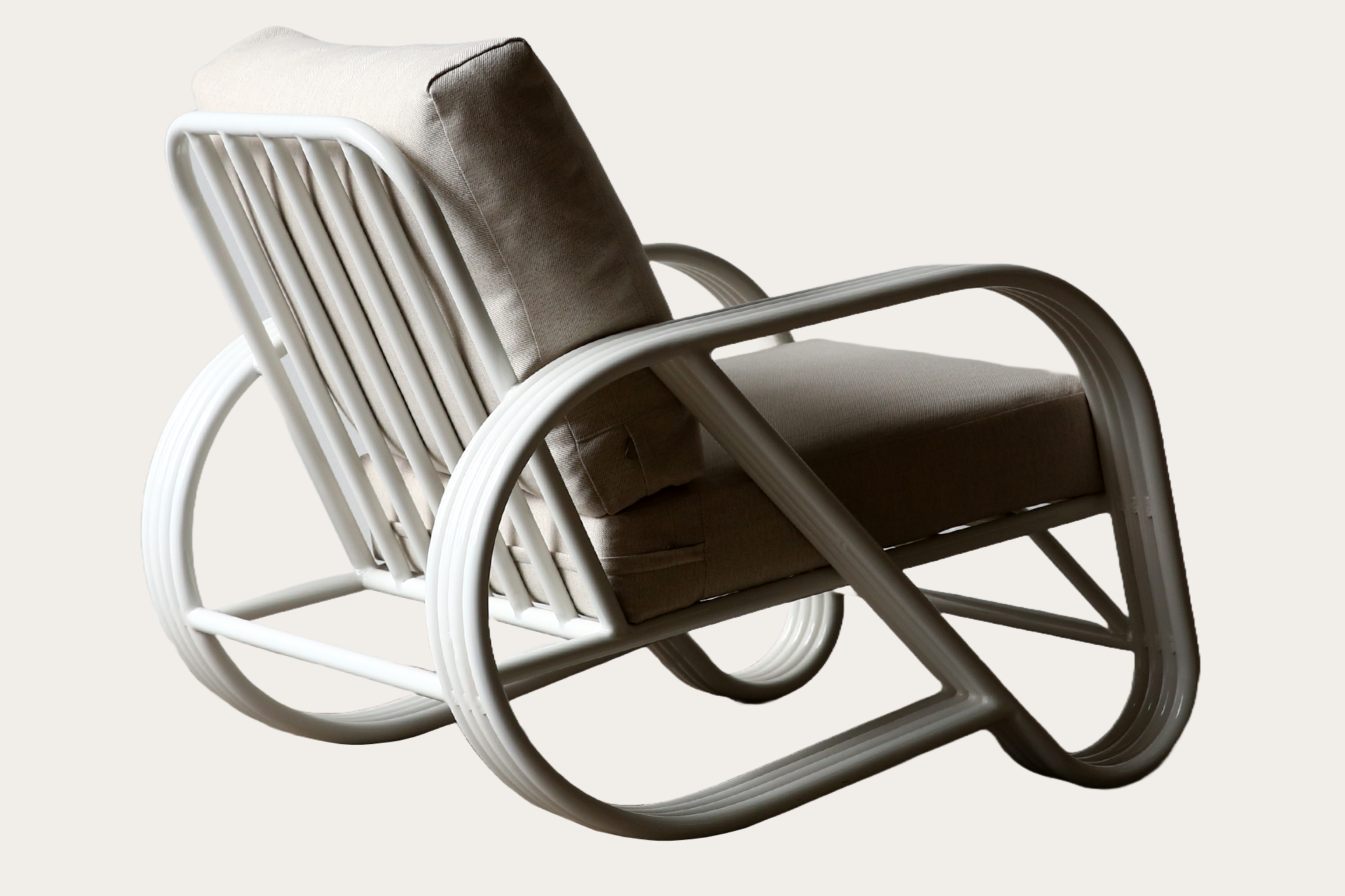 Pretzel Aluminium Outdoor Armchair. White.